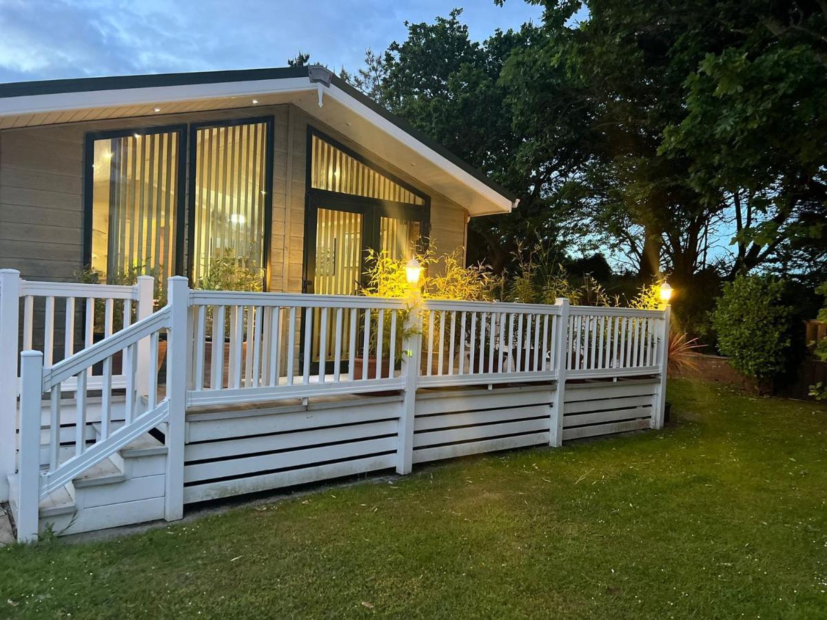 Jungle Lodge Lymington Exterior photo