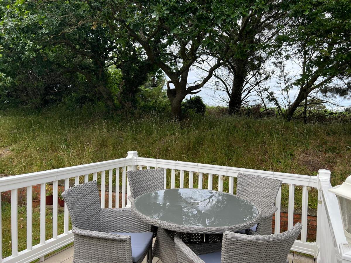 Jungle Lodge Lymington Exterior photo
